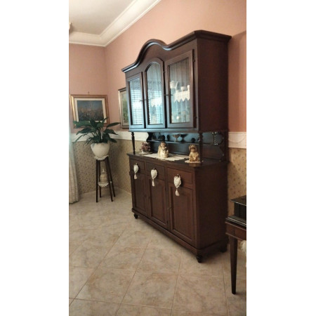 elegante cristalliera classica in legno noce lucido, misura 150x44x220 cm ed è perfetta per aggiungere un tocco di raffinatezza