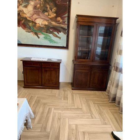 cristalliera classica in legno noce lucido misura 105x44x205 cm.