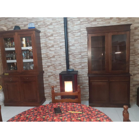 cristalliera  Dotata di 2 ante in vetro, 2 ante in legno e 2 cassetti, offre ampio spazio di archiviazione.