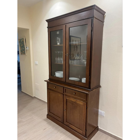 cristalliera classica in legno noce lucido è un pezzo d'arredo elegante e funzionale, ideale per qualsiasi ambiente.