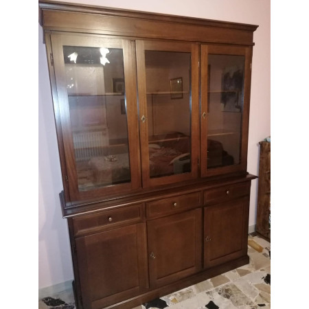 Splendida Cristalleria in Noce Lucido per un Soggiorno Elegante