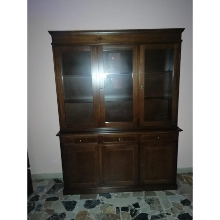 Splendida Cristalleria in Noce Lucido per un Soggiorno Elegante