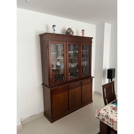 Splendida Cristalleria in Noce Lucido per un Soggiorno Elegante