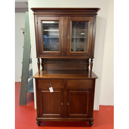 cristalliera classica in legno noce lucido è un pezzo d'arredamento raffinato e funzionale.