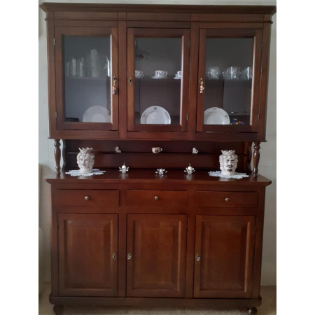 Cristalliera in legno noce lucido, 150x43x218 cm, con 6 ante e 3 cassetti.