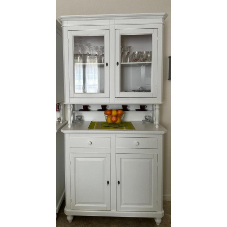 cristalliera classica in legno bianco opaco è un mobile elegante e funzionale