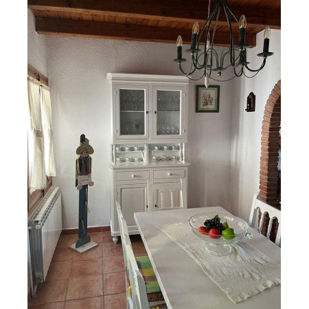Cristalliera classica in legno bianco opaco elegante e funzionale