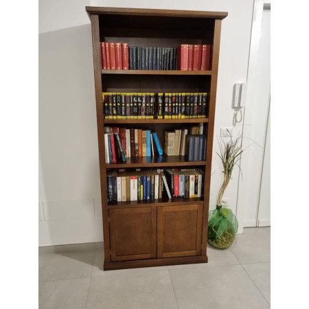 raffinata libreria in stile arte povera è realizzata in legno di pioppo massello e multistrato, con una finitura in noce lucido