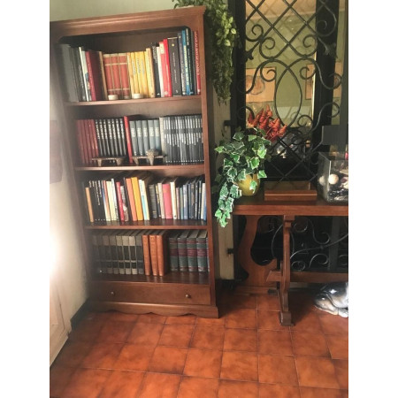 libreria in arte povera, un mobile dal design classico con uno splendido rivestimento in noce lucido.