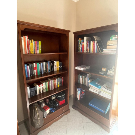 libreria in arte povera è la soluzione ideale per chi desidera unire funzionalità ed estetica.