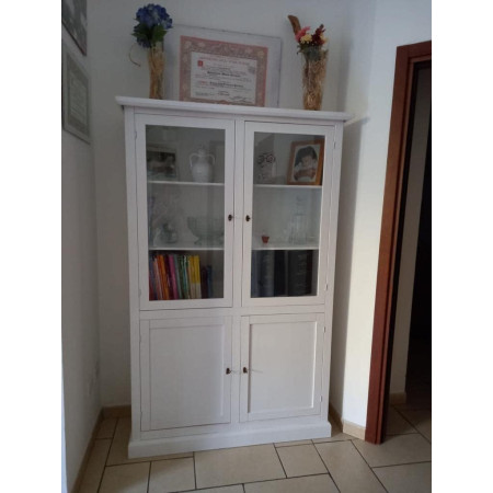 vetrina arte povera in legno massello di pioppo e MDF, rifinita in bianco opaco, misura 120x41x187 cm