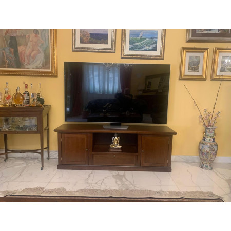 mobile porta TV in legno massello, con rifinitura in noce lucido, rappresenta un connubio perfetto tra eleganza e funzionalità.