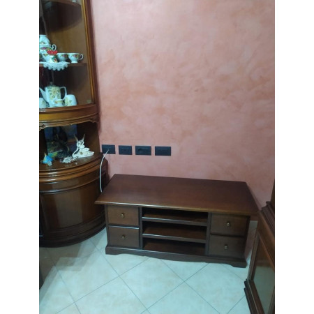 mobile porta TV in legno noce lucido è un eccellente complemento d'arredo per il tuo soggiorno.