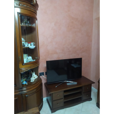 mobile porta TV in legno noce lucido è l'ideale per chi cerca eleganza e funzionalità. Misurando 117x49x53 cm,
