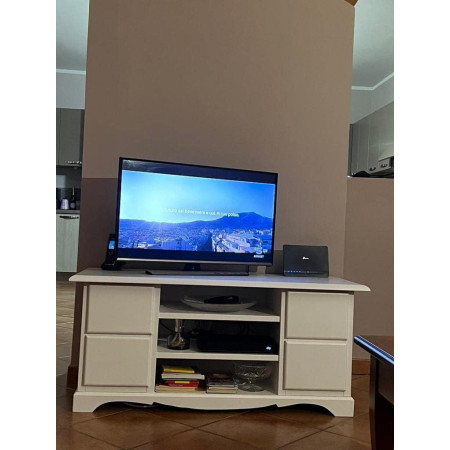 Mobile porta TV in stile arte povera, realizzato in legno massello e MDF con rifinitura bianco opaco.