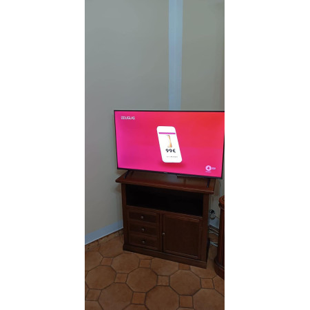 mobile porta TV in arte povera stile. Realizzato in legno massello e MDF con elegante finitura in noce lucido,