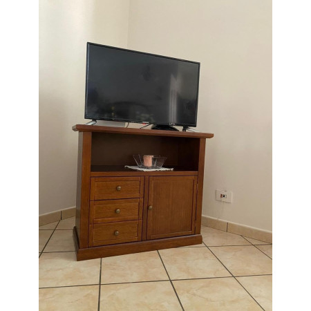mobile porta TV in stile arte povera ripiano superiore e il vano a giorno permettono di esporre decorazioni.