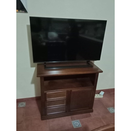 mobile porta TV  Perfetto per ambienti eleganti o rustici, ospita TV e accessori in un ambiente caldo e accogliente.
