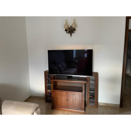 Mobile Porta TV in legno noce lucido è un'aggiunta raffinata al vostro soggiorno. Con dimensioni di 84x40x80 cm,