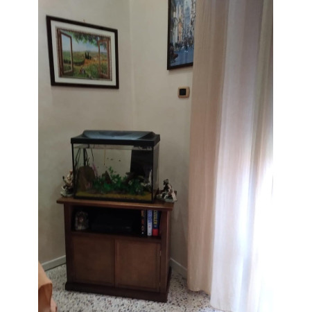 Mobile Porta TV con fianchi in agglomerato di pioppo. Dotato di due ante e un vano a giorno, presenta un ripiano centrale