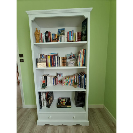 libreria arte povera in legno bianco opaco è un pezzo d'arredo che combina eleganza e funzionalità.