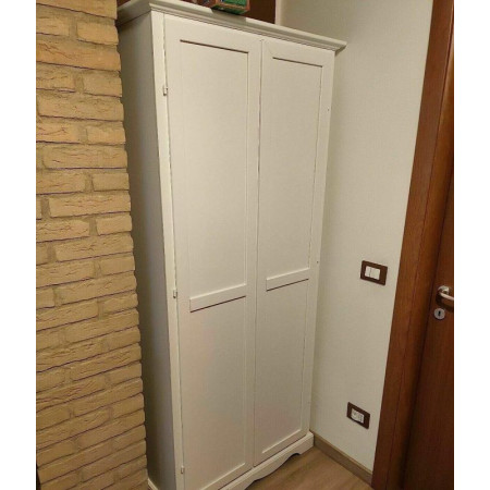 Armadio in Legno Massello Bianco: Capiente e Stile Inconfondibile