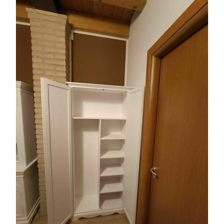 Armadio in Legno Massello Bianco: Capiente e Stile Inconfondibile