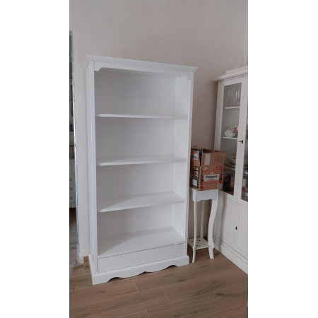 libreria in stile arte povera è realizzata in legno di pioppo con una rifinitura bianco opaco.