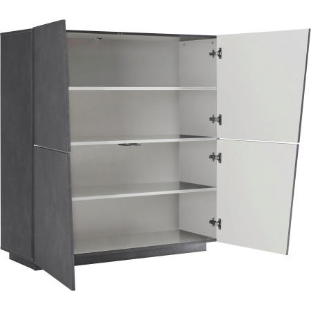 Con dimensioni di 120x43x126 cm, dispone di 4 ampi ripiani e 2 ante a battente