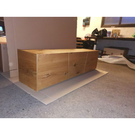 Elegante mobile TV in rovere nodato, con vani e cassetti centrali.