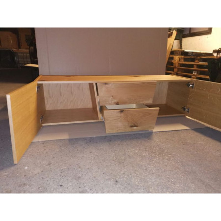 Mobile porta TV in rovere nodato spazzolato, Dotato di 2 ante laterali, 2 cassetti centrali e un grande ripiano superiore.