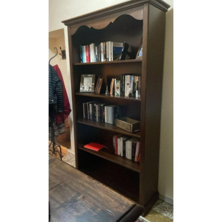 Elegante libreria in noce lucido, misura 120x40x210 cm, con 4 ripiani spaziosi.