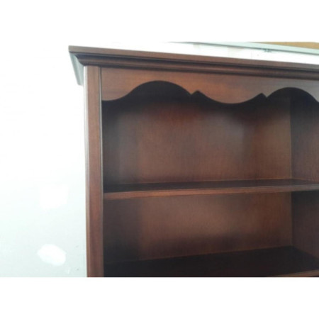 libreria in legno noce lucido,  4 ampi ripiani, ideali per esporre libri, oggetti decorativi o collezioni.